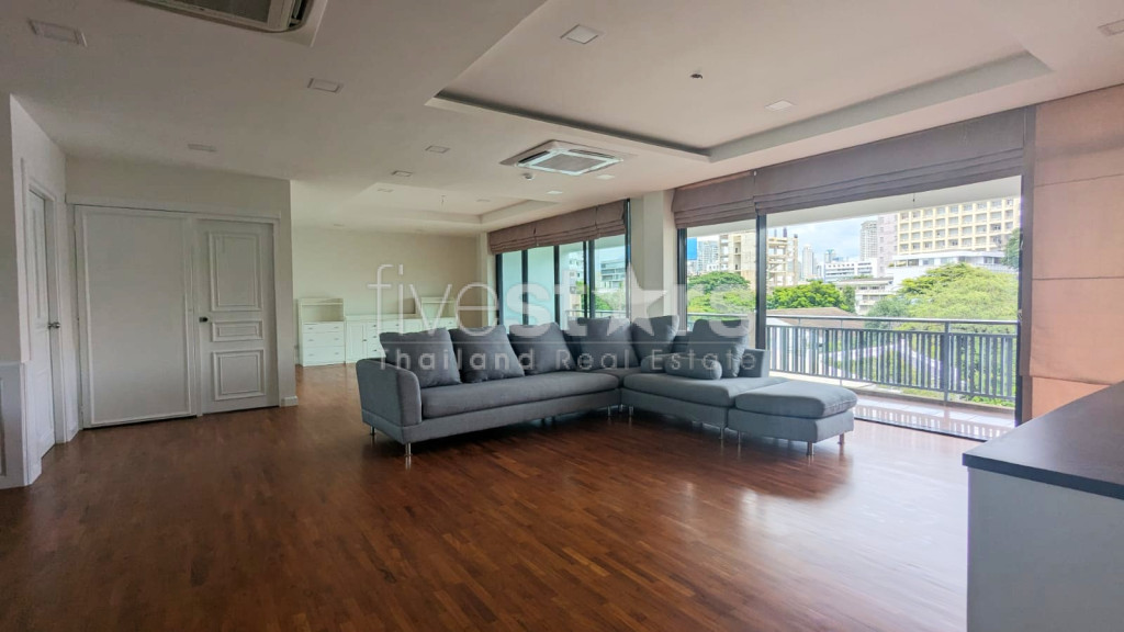 Appartement de 4 chambres rénové à louer à Sathorn, proche Villa Market Nanglinchee
