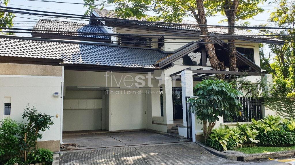 3 bedrooms house in compound for rent in Sathorn