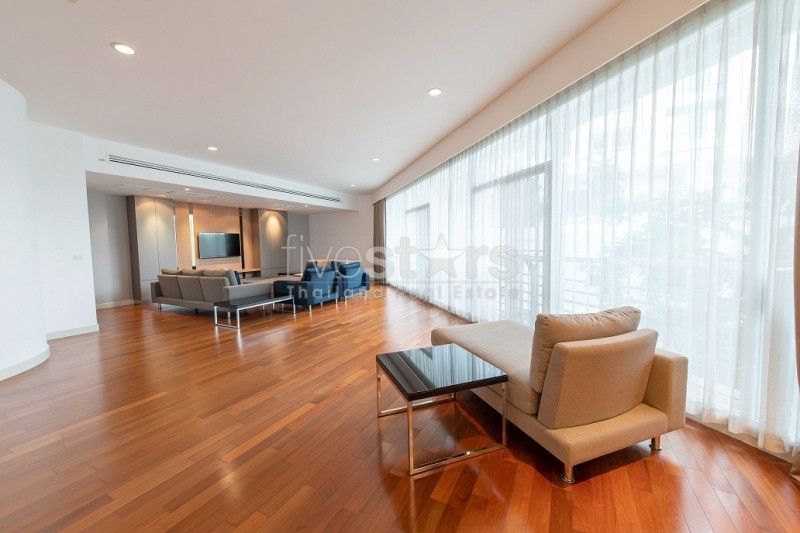 Appartement-Penthouse spacieux de 5 chambres à louer à Sathorn