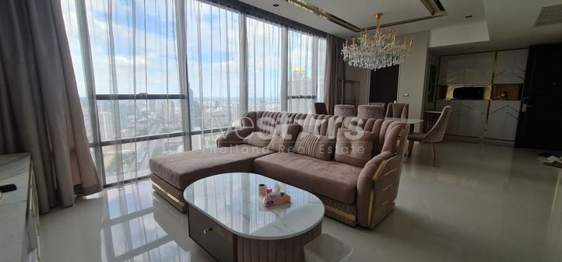 Penthouse 2 chambres à louer sur Sathorn-Narathiwas