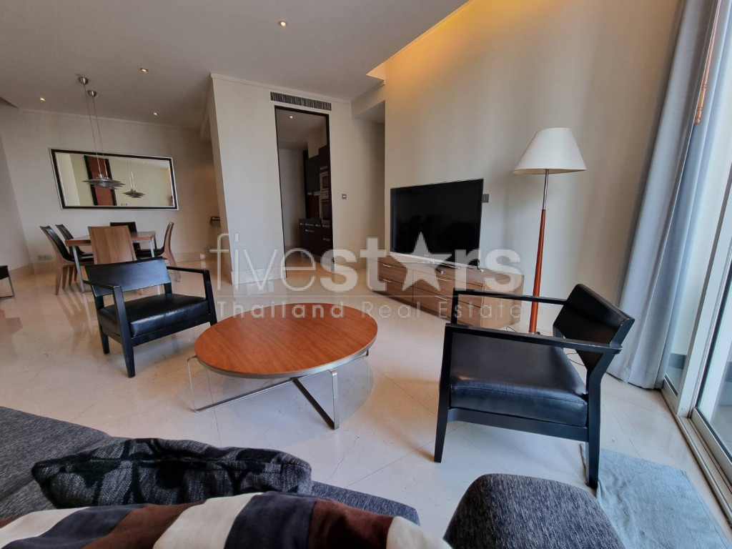 Condo moderne de 2 chambres à louer près de la station Chong Nonsi BTS