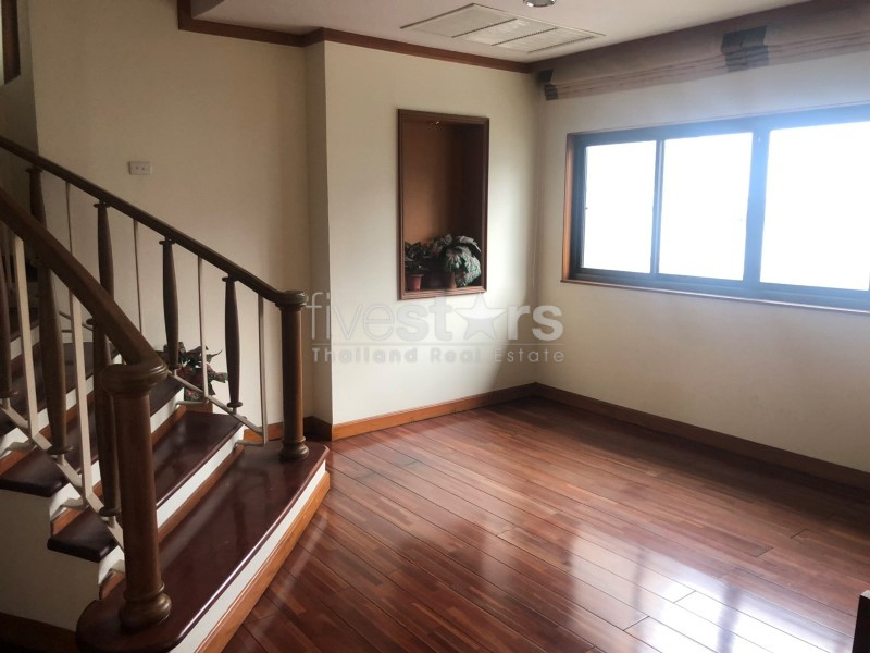 Spacious duplex 4 bedrooms apartment for rent close to Chongnonsi BTS, photo 6