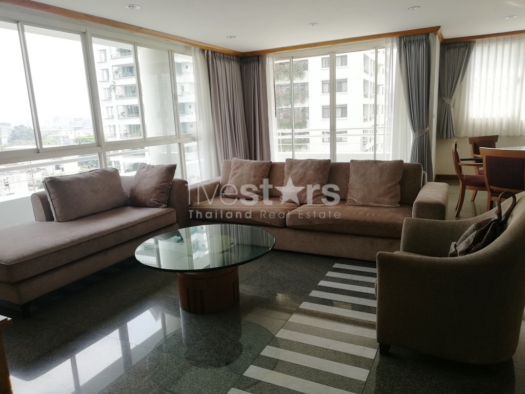 Large 3 bedrooms apartment for rent near BTS Chongnonsi