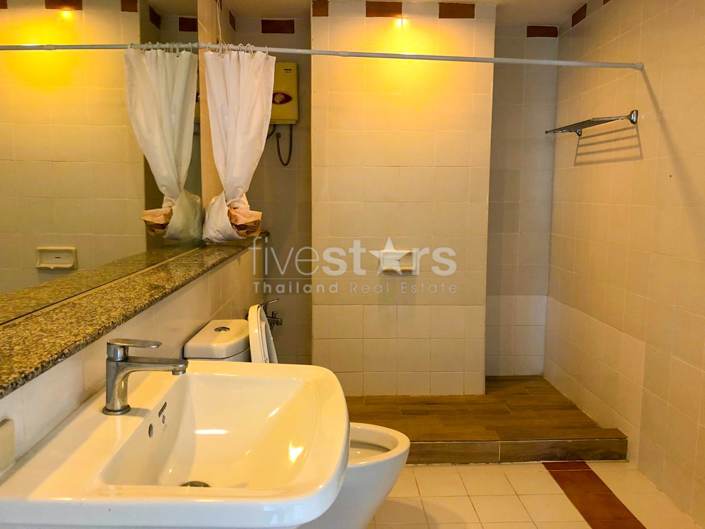 1-bedroom corner unit in Sathorn with nice city views, photo 15