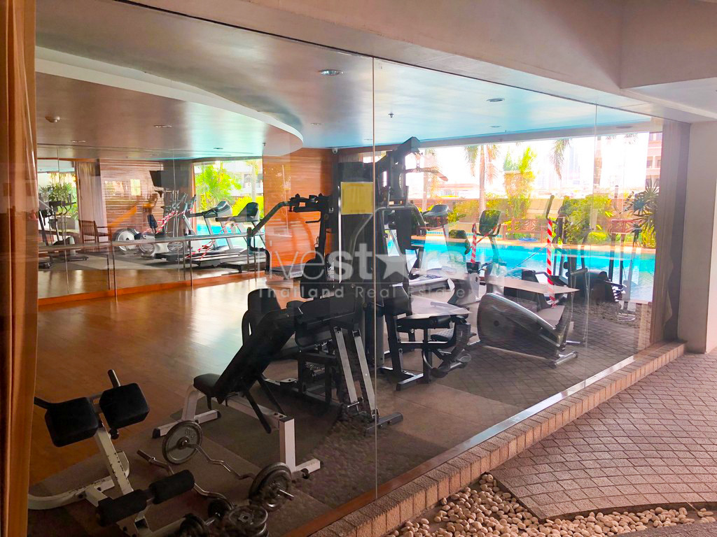 1-bedroom corner unit in Sathorn with nice city views, photo 19