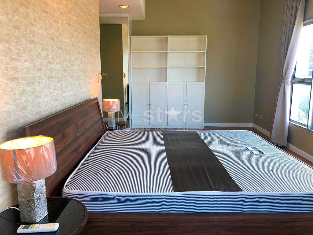 1-bedroom corner unit in Sathorn with nice city views, photo 12