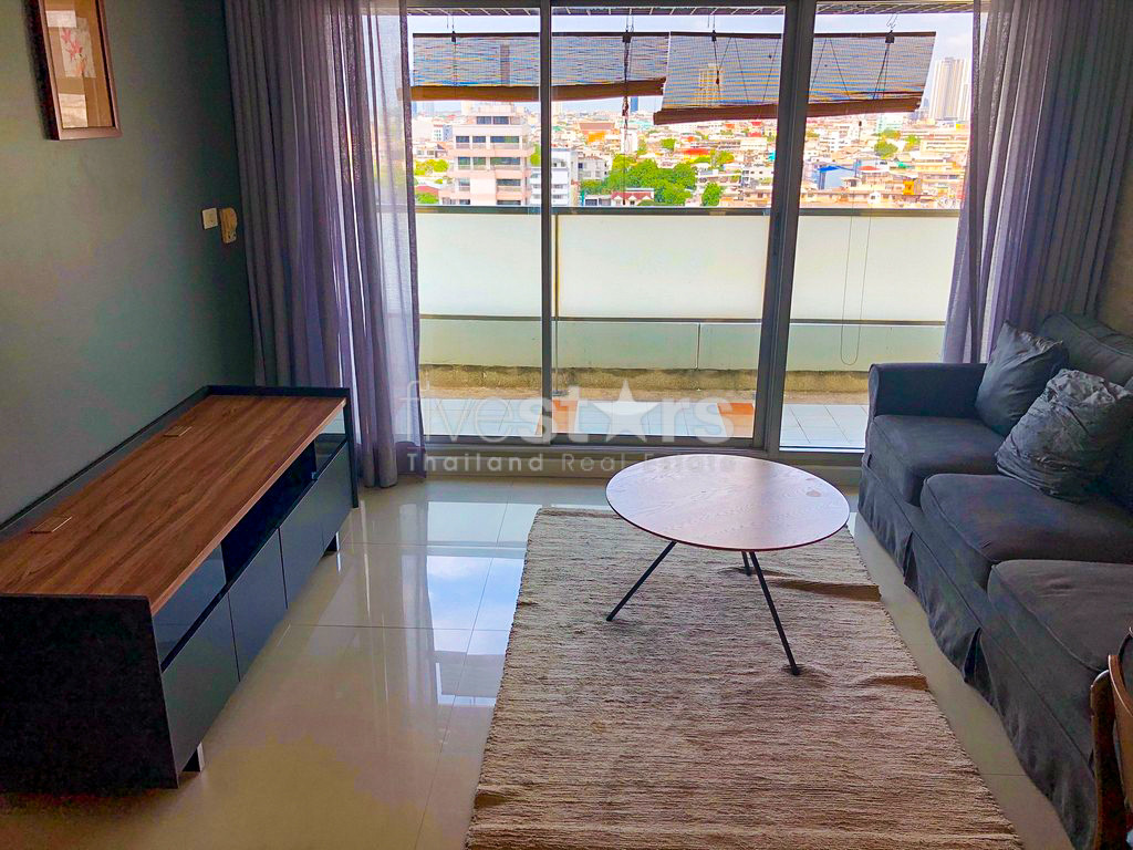 1-bedroom corner unit in Sathorn with nice city views, photo 6
