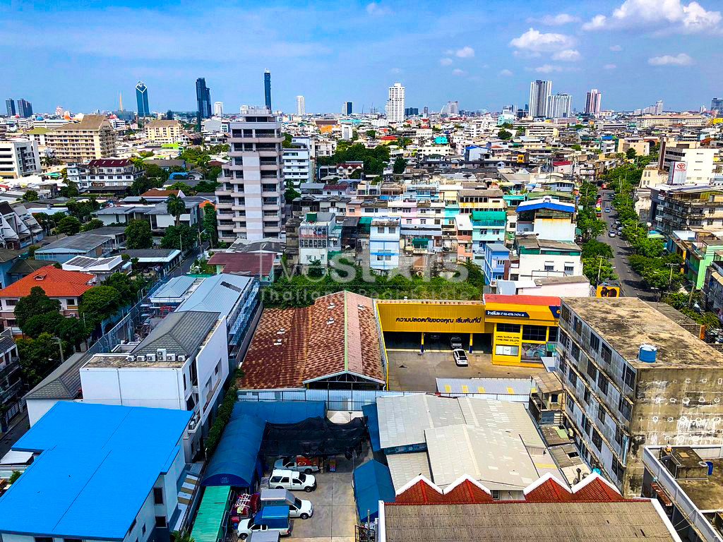 1-bedroom corner unit in Sathorn with nice city views, photo 2