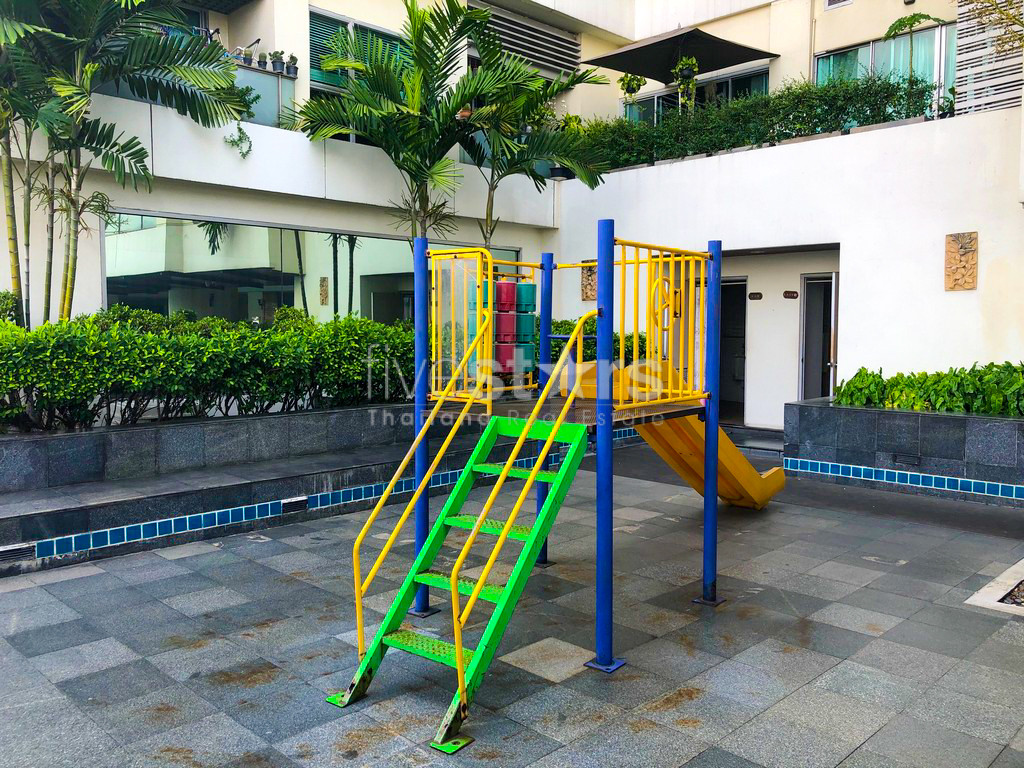 1-bedroom corner unit in Sathorn with nice city views, photo 18