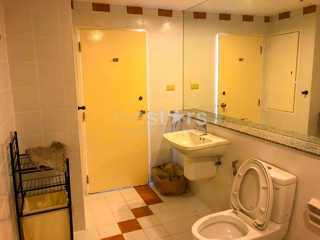 1-bedroom corner unit in Sathorn with nice city views, photo 14