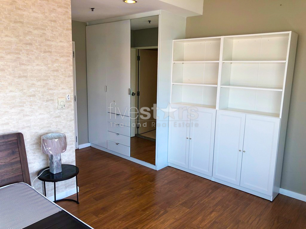 1-bedroom corner unit in Sathorn with nice city views, photo 5