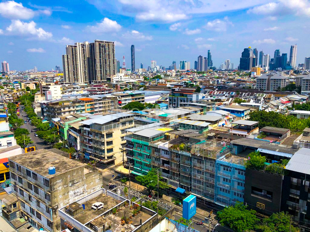 1-bedroom corner unit in Sathorn with nice city views, photo 3