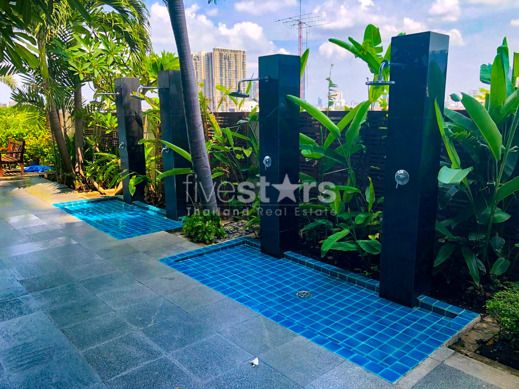1-bedroom corner unit in Sathorn with nice city views, photo 17