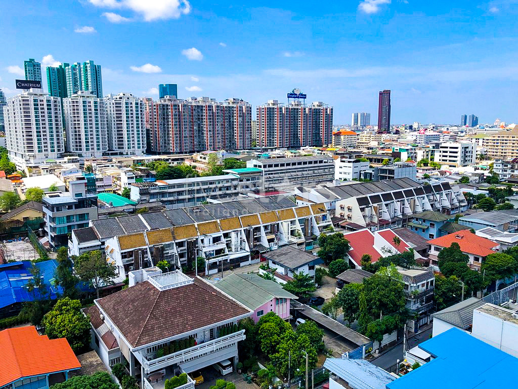 1-bedroom corner unit in Sathorn with nice city views