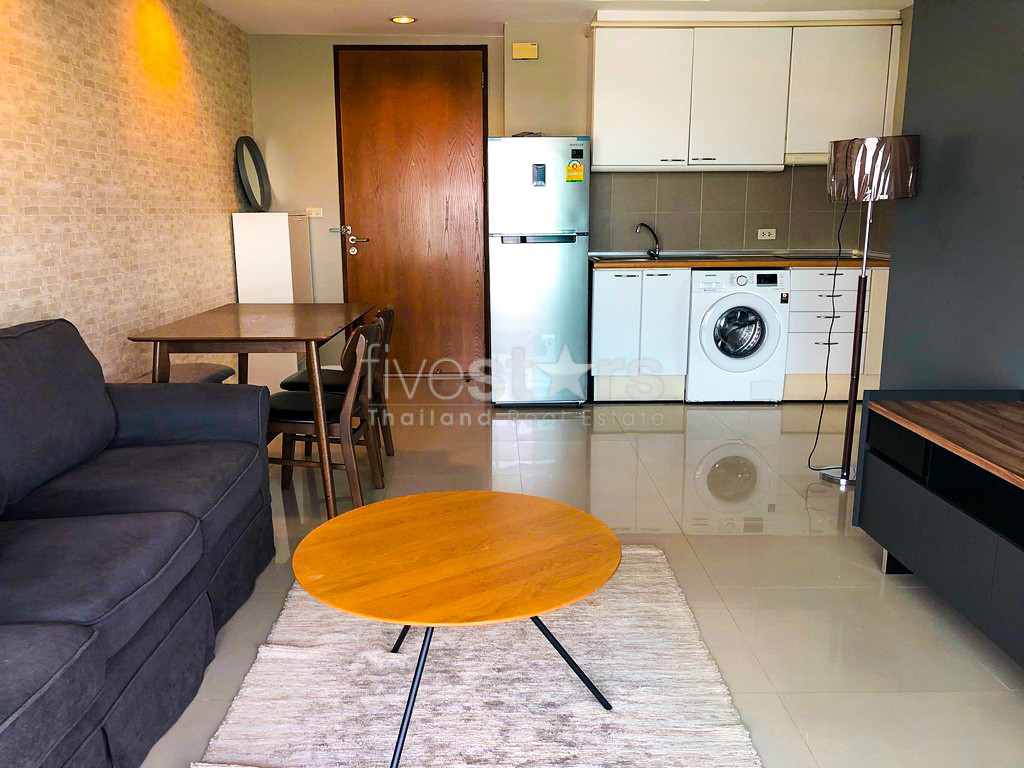 1-bedroom corner unit in Sathorn with nice city views, photo 7