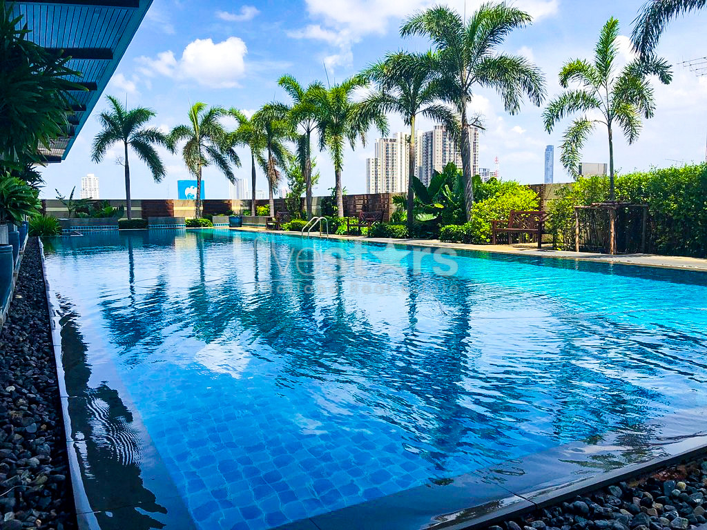 1-bedroom corner unit in Sathorn with nice city views, photo 16