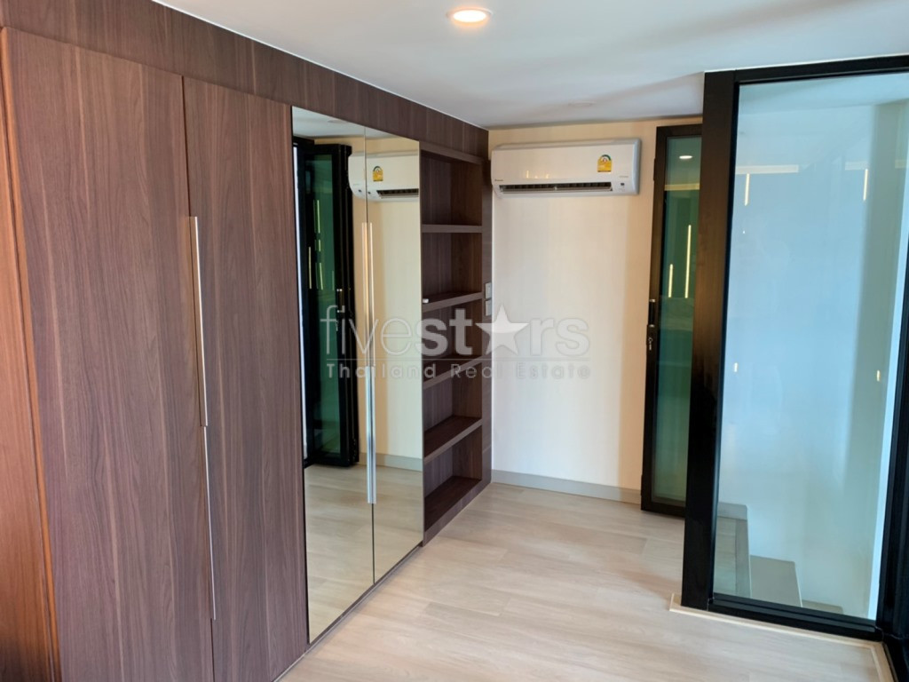 1 bedroom duplex condo for rent on Sathorn, photo 12