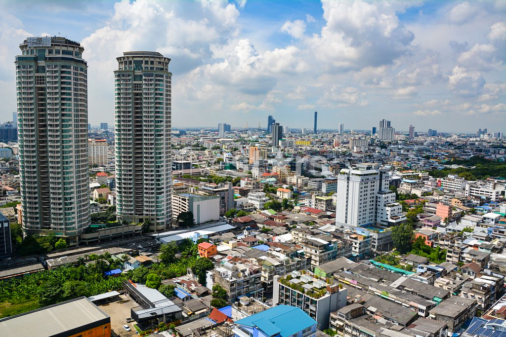 Spacious 3-bedroom condo close to BTS Chong Nonsi