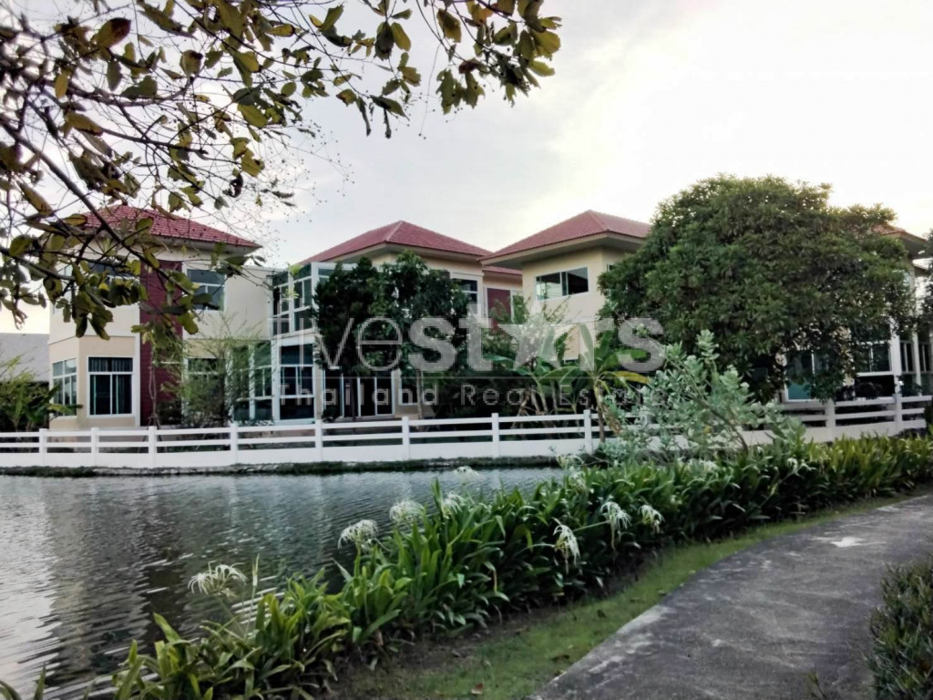A louer maison de 4 chambres dans l'enceinte du club de golf, Bangna