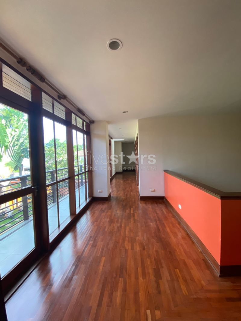 House in compound with private swimming pool 5 bedrooms for rent in Onnut Pattanakan, photo 8