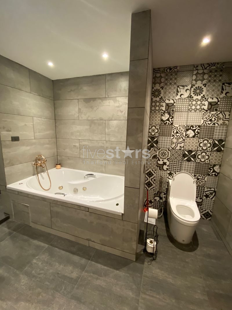 House in compound with private swimming pool 5 bedrooms for rent in Onnut Pattanakan, photo 15