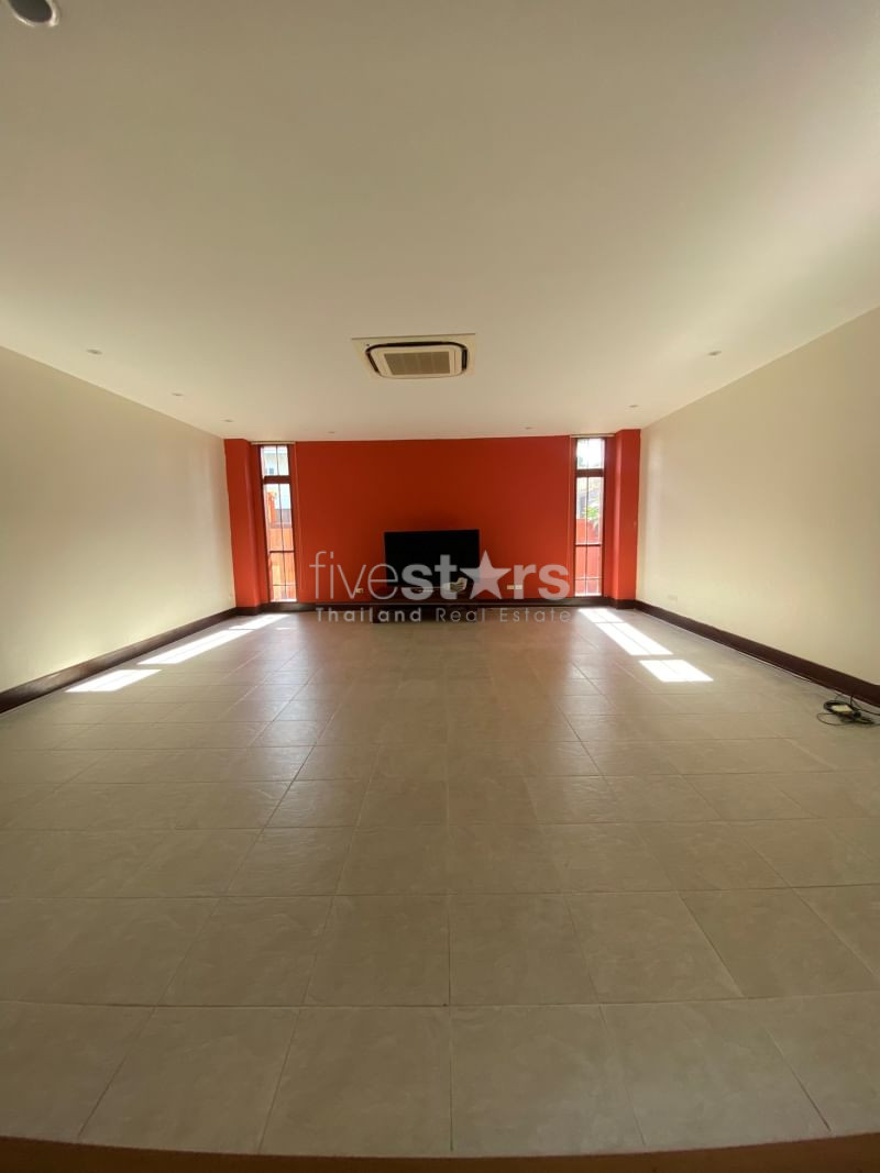 House in compound with private swimming pool 5 bedrooms for rent in Onnut Pattanakan, photo 10