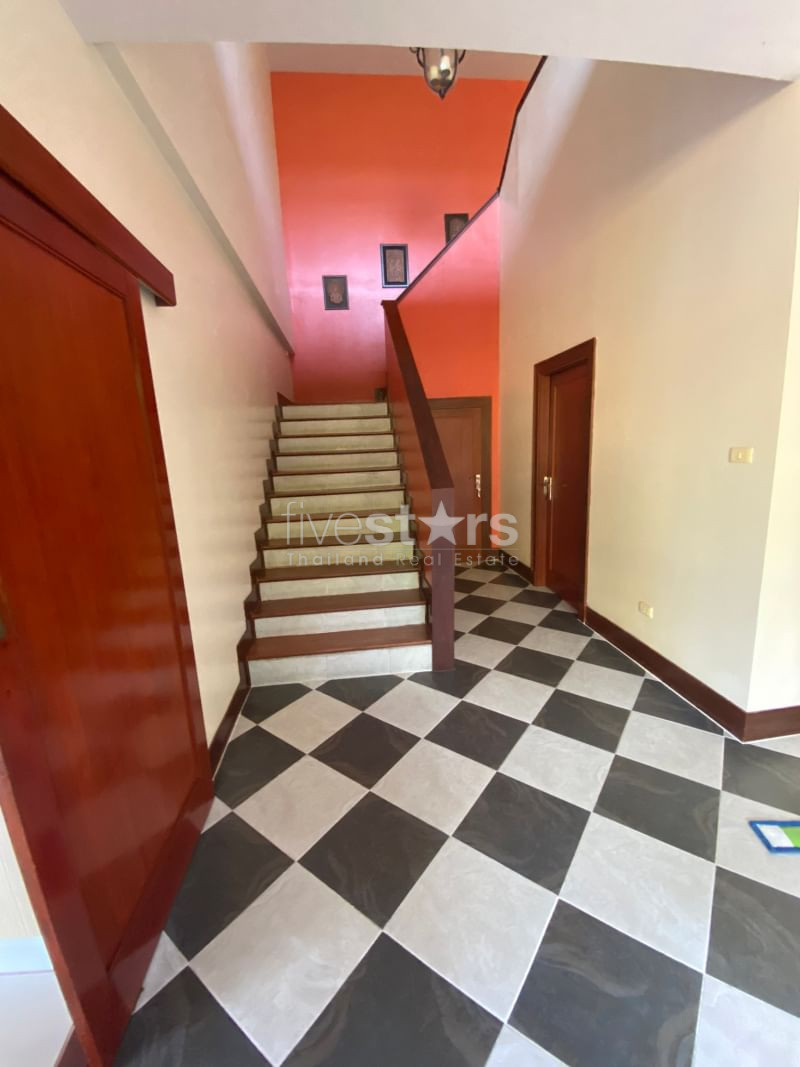 House in compound with private swimming pool 5 bedrooms for rent in Onnut Pattanakan, photo 9