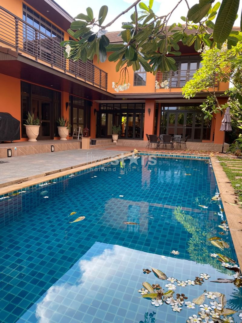 House in compound with private swimming pool 5 bedrooms for rent in Onnut Pattanakan, photo 5