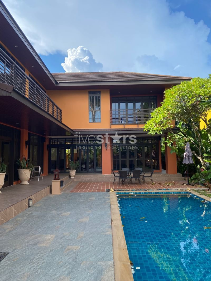 House in compound with private swimming pool 5 bedrooms for rent in Onnut Pattanakan