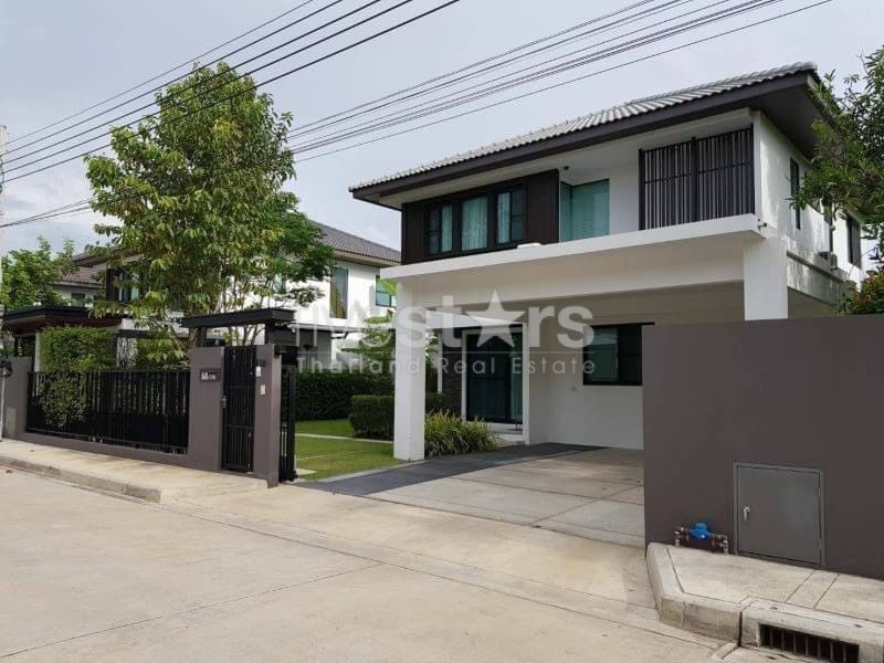 Maison indépendante moderne de 4 chambres à louer à Bangna