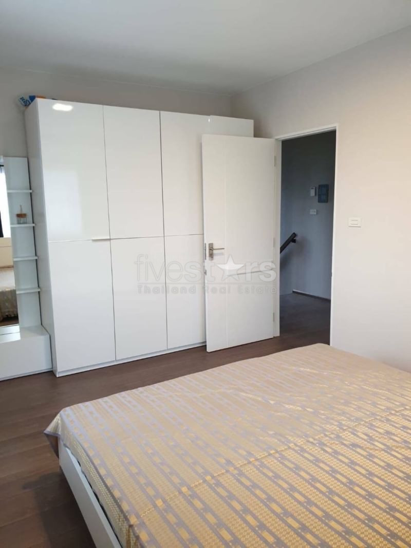 Maison indépendante moderne de 4 chambres à louer à Bangna, photo 7