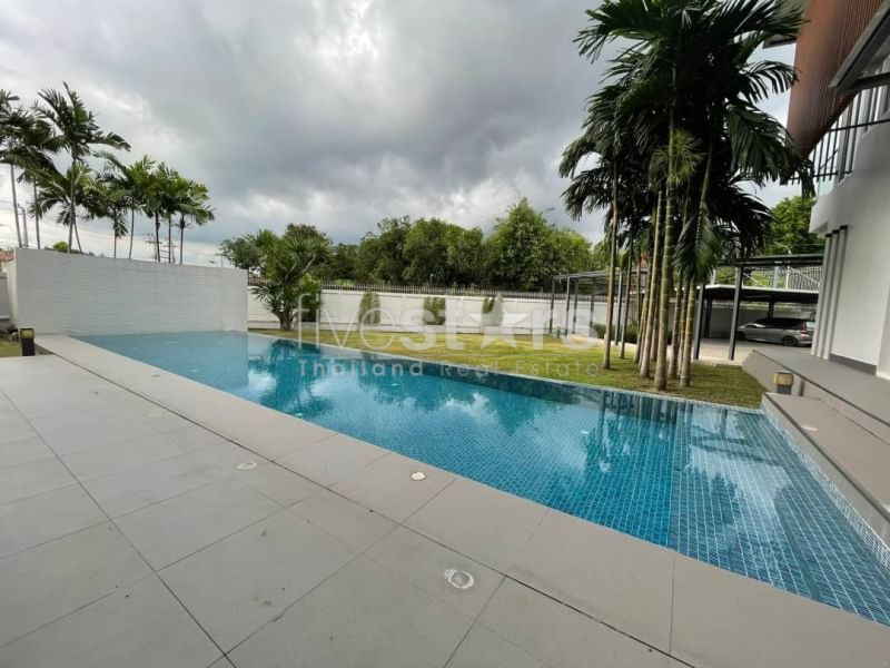 House in compound with private swimming pool 4 bedrooms for rent in Onnut Pattanakan