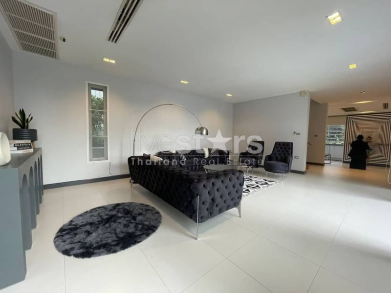 House in compound with private swimming pool 4 bedrooms for rent in Onnut Pattanakan, photo 3