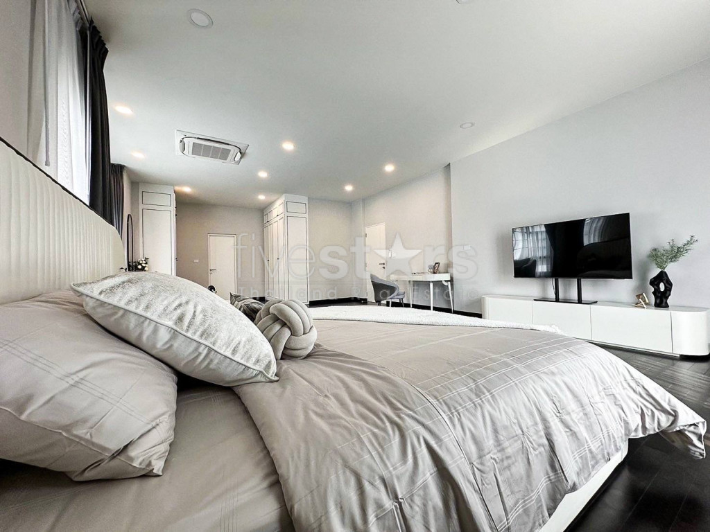 Luxury 4-Bedroom Detached House for Rent in Bangna, photo 9