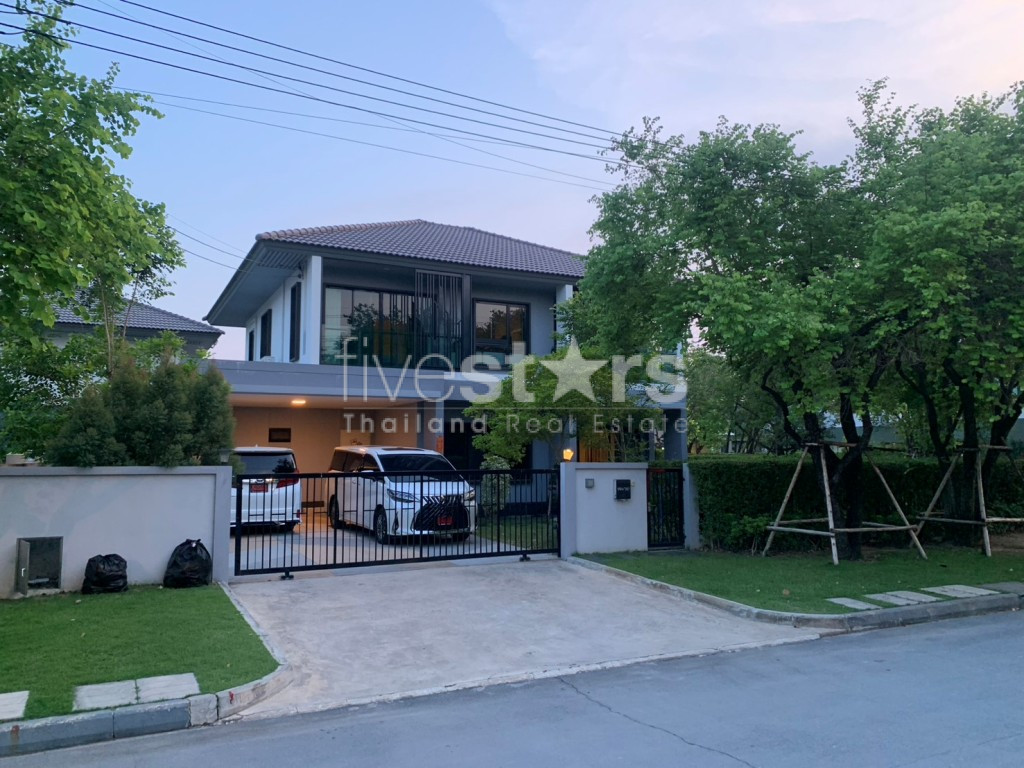 Burasiri Wongwaen–Onnut | House for Sale in a Secure Compound
