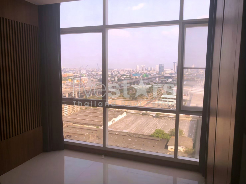 3-bedroom duplex condo for sale close to BTS Bang Na