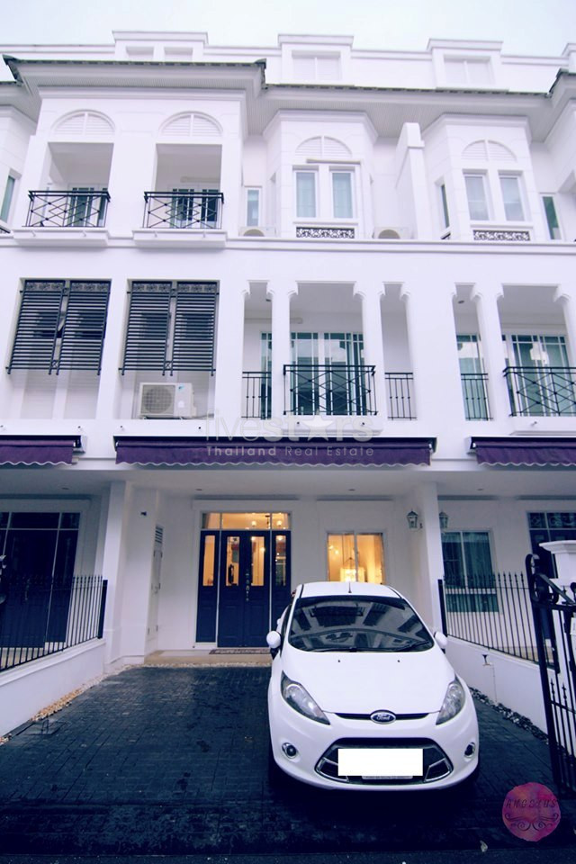 Town house in compound 4 bedrooms for rent near BTS Bangchak