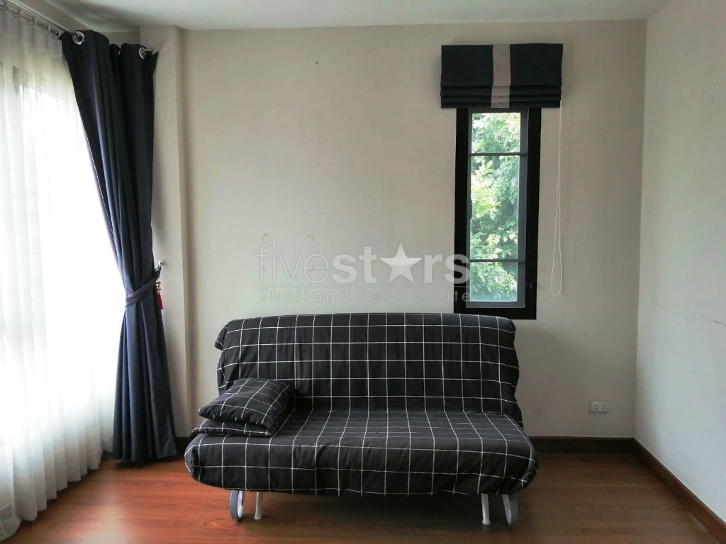 Maison à louer dans une résidence sécurisée près de l'avenue Srinakarin, photo 4