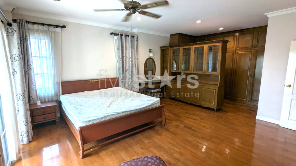 Charming 3-Bedroom House Near BTS Bearing, photo 14