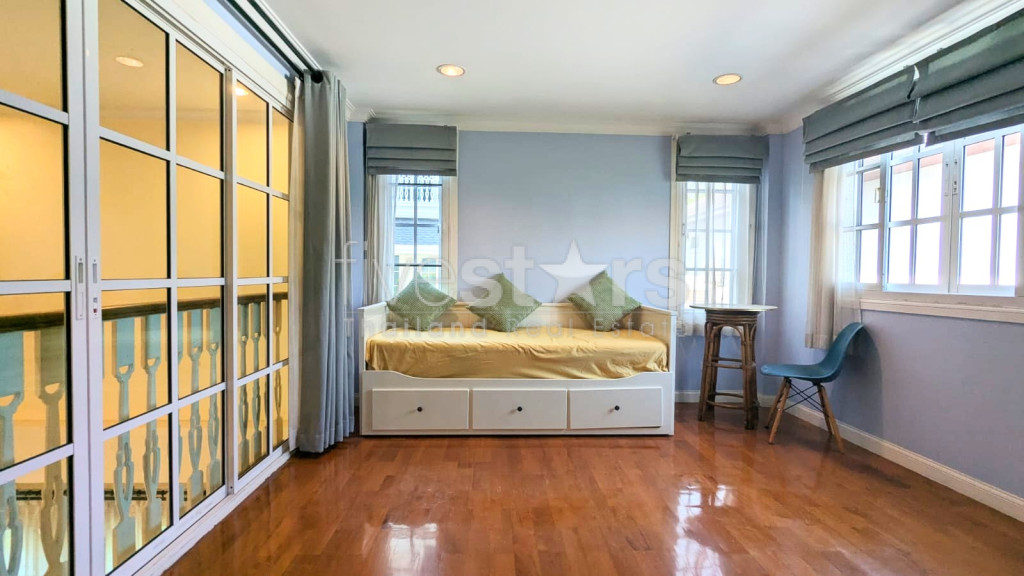 Charming 3-Bedroom House Near BTS Bearing, photo 12