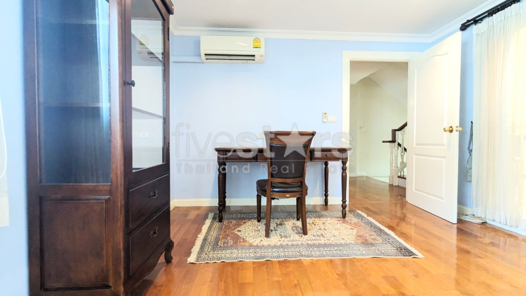 Charming 3-Bedroom House Near BTS Bearing, photo 9