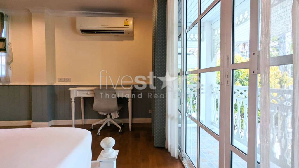 Charming 3-Bedroom House Near BTS Bearing, photo 13