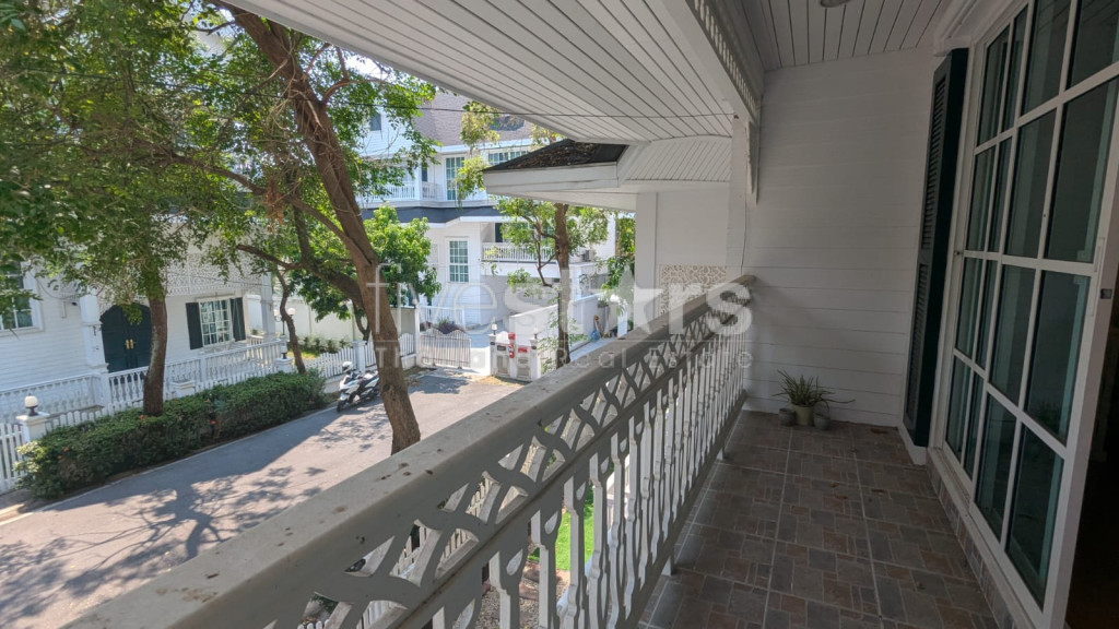 Charming 3-Bedroom House Near BTS Bearing, photo 8