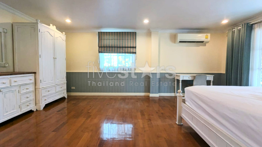 Charming 3-Bedroom House Near BTS Bearing, photo 11