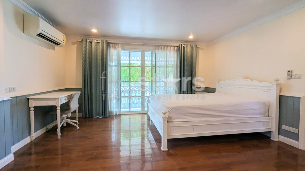 Charming 3-Bedroom House Near BTS Bearing, photo 7