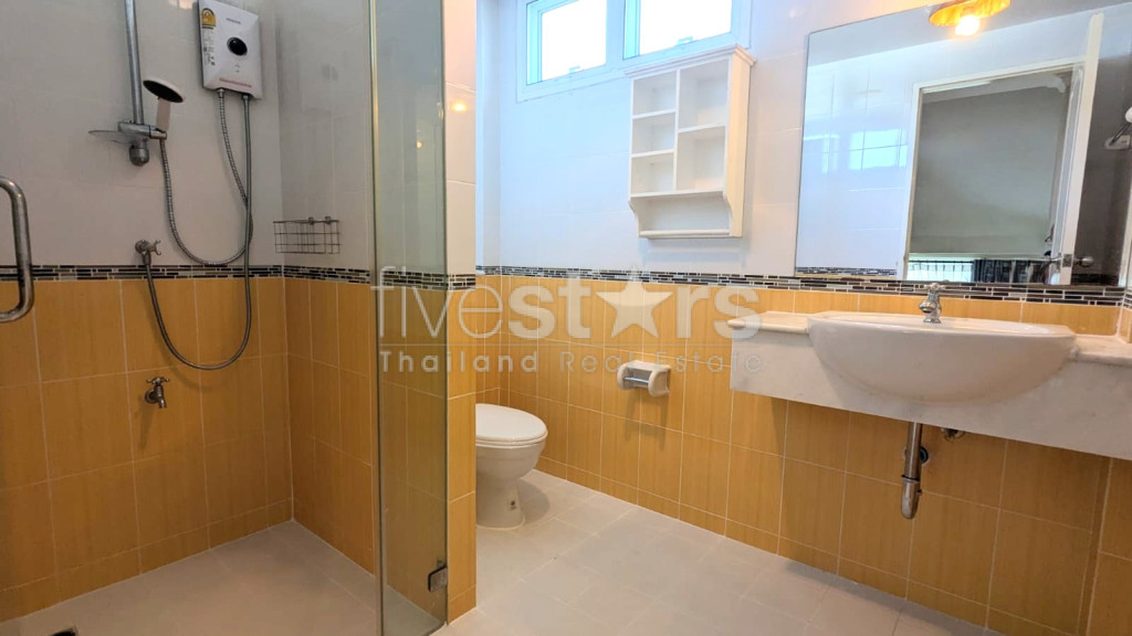 Charming 3-Bedroom House Near BTS Bearing, photo 15