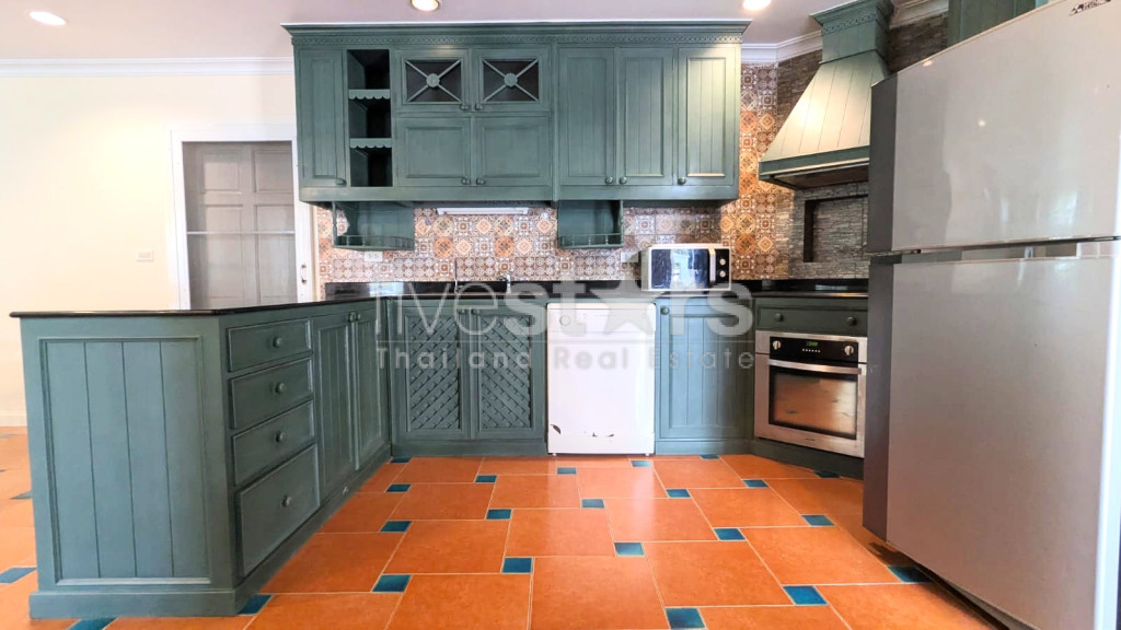 Charming 3-Bedroom House Near BTS Bearing, photo 6