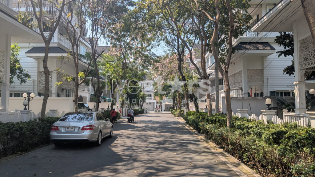 Charming 3-Bedroom House Near BTS Bearing, photo 17