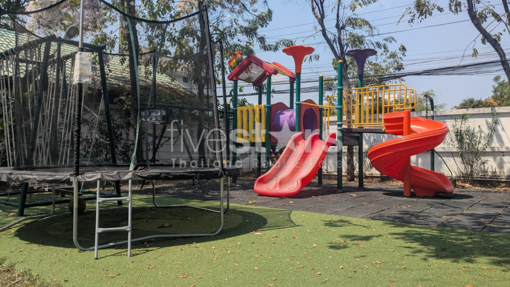 Charming 3-Bedroom House Near BTS Bearing, photo 19