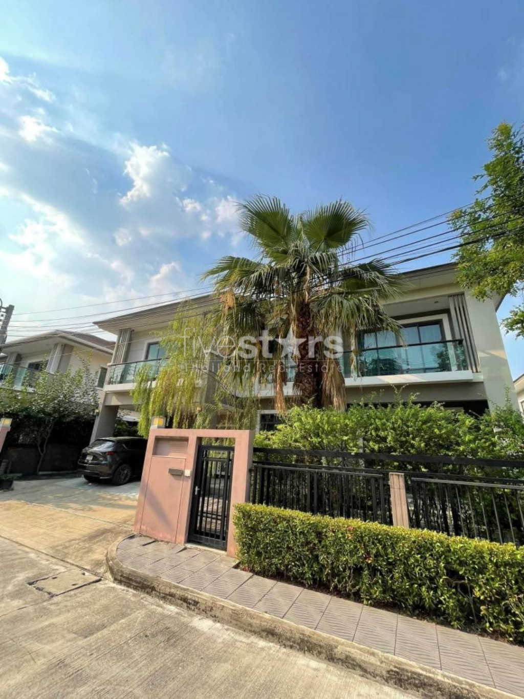 Modern House 4-Bedroom for sale on Pattanakarn